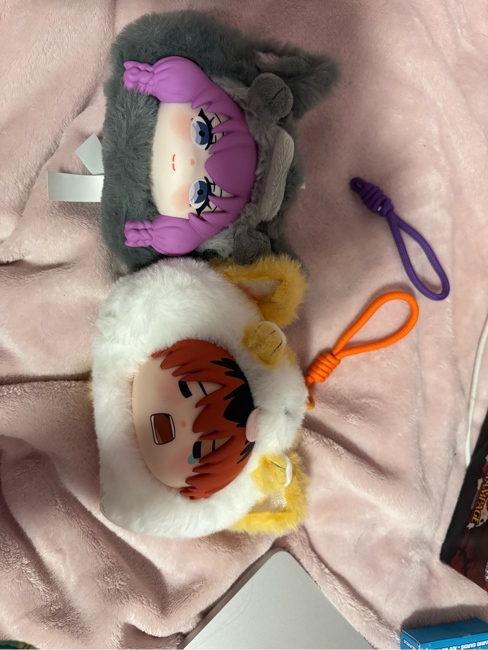 Aura and Stark Frieren keychains